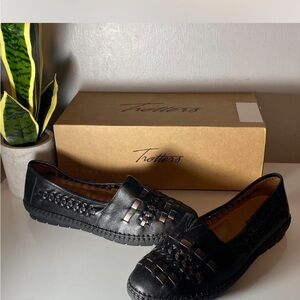 Trotters Women's Black‎ Woven Loafers